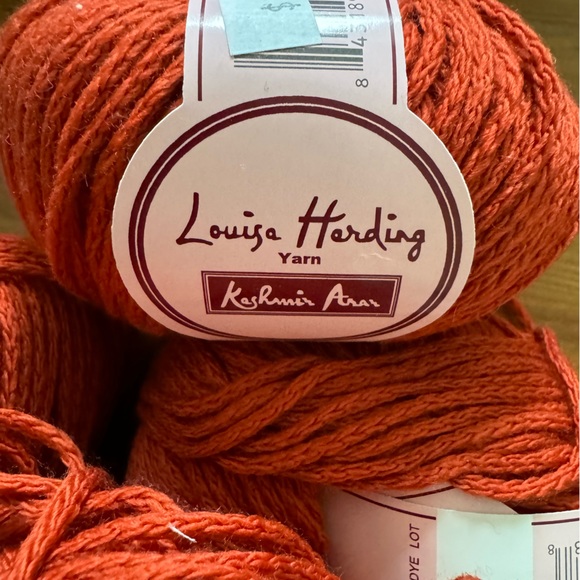 Wool, Microfiber & Cashmere Blend Yarn - 6 Skeins - Picture 3 of 4